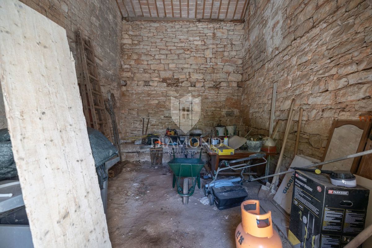 OCCASIONE! Autentica casa in pietra con piscina vicino a Rovigno