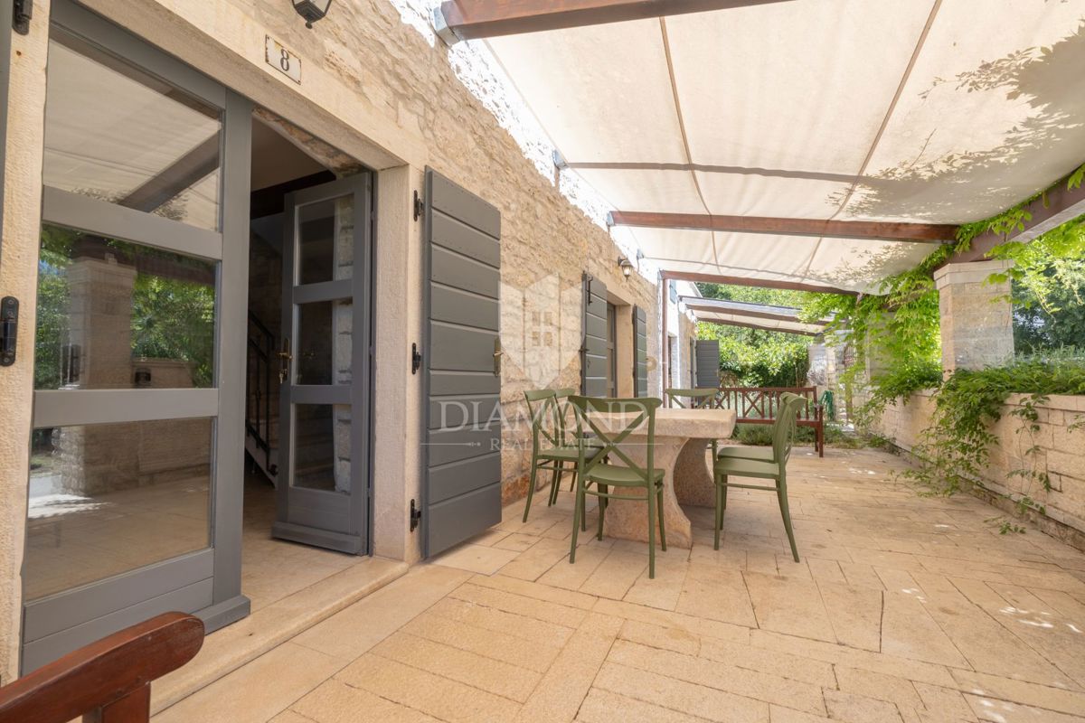 OCCASIONE! Autentica casa in pietra con piscina vicino a Rovigno