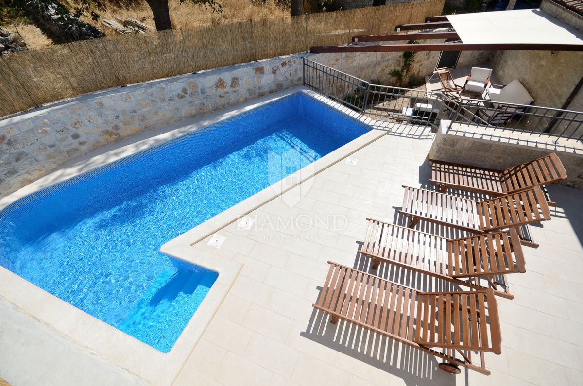 OCCASIONE! Autentica casa in pietra con piscina vicino a Rovigno