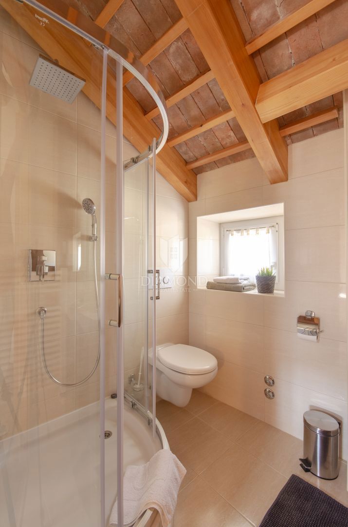 OCCASIONE! Autentica casa in pietra con piscina vicino a Rovigno