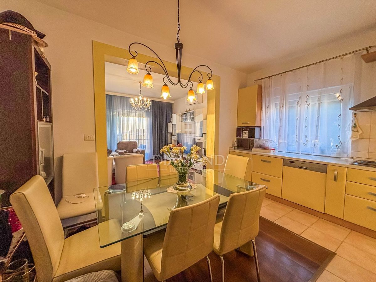 Istria, Cittanova, Appartamento con vista mare nel cuore di Cittanova!