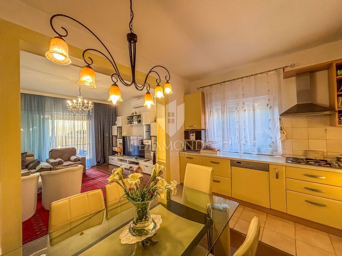 Istria, Cittanova, Appartamento con vista mare nel cuore di Cittanova!