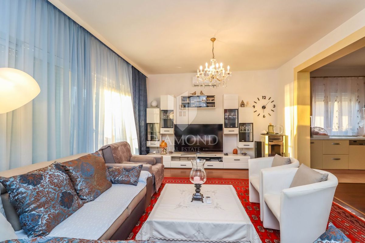 Istria, Cittanova, Appartamento con vista mare nel cuore di Cittanova!