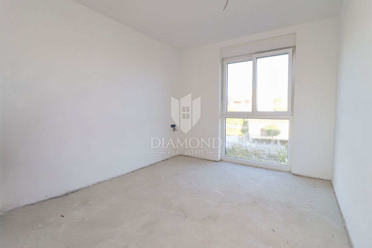 Parenzo, appartamento con giardino vicino al mare