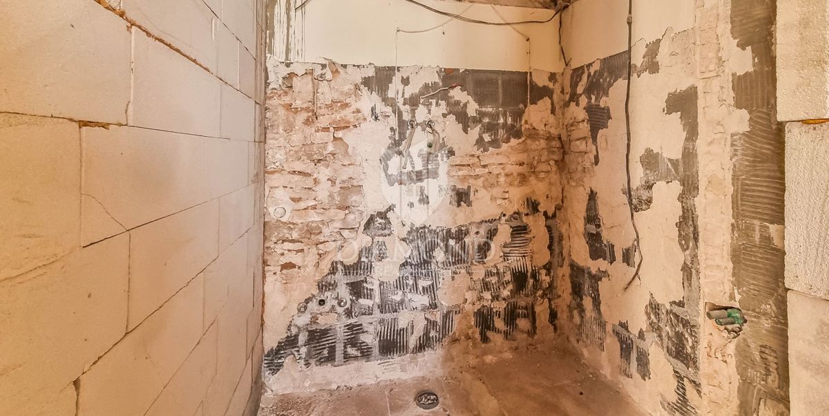 OCCASIONE! Bale, casa in pietra, fienile e giardino nel centro