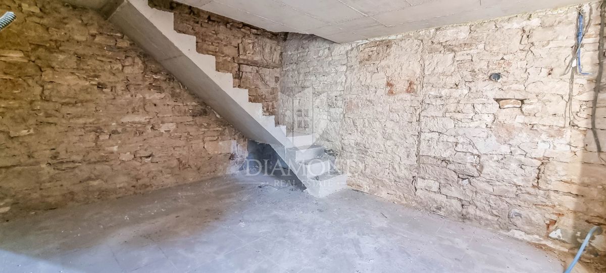 OCCASIONE! Bale, casa in pietra, fienile e giardino nel centro