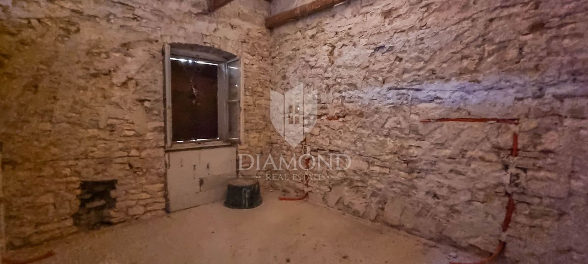 OCCASIONE! Bale, casa in pietra, fienile e giardino nel centro