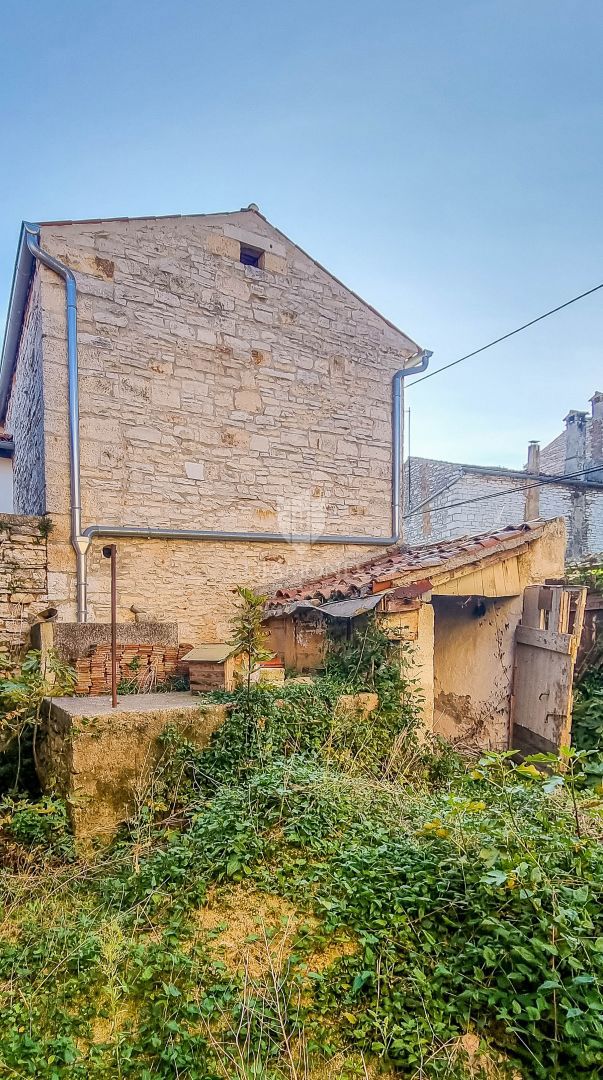 OCCASIONE! Bale, casa in pietra, fienile e giardino nel centro