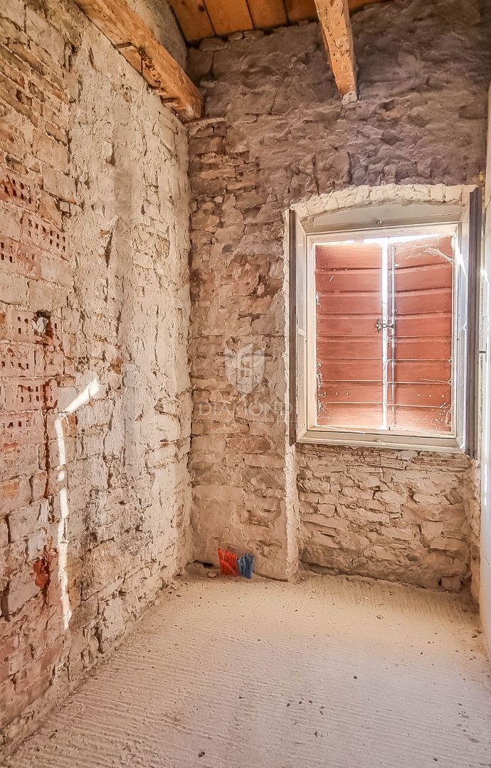 OCCASIONE! Bale, casa in pietra, fienile e giardino nel centro