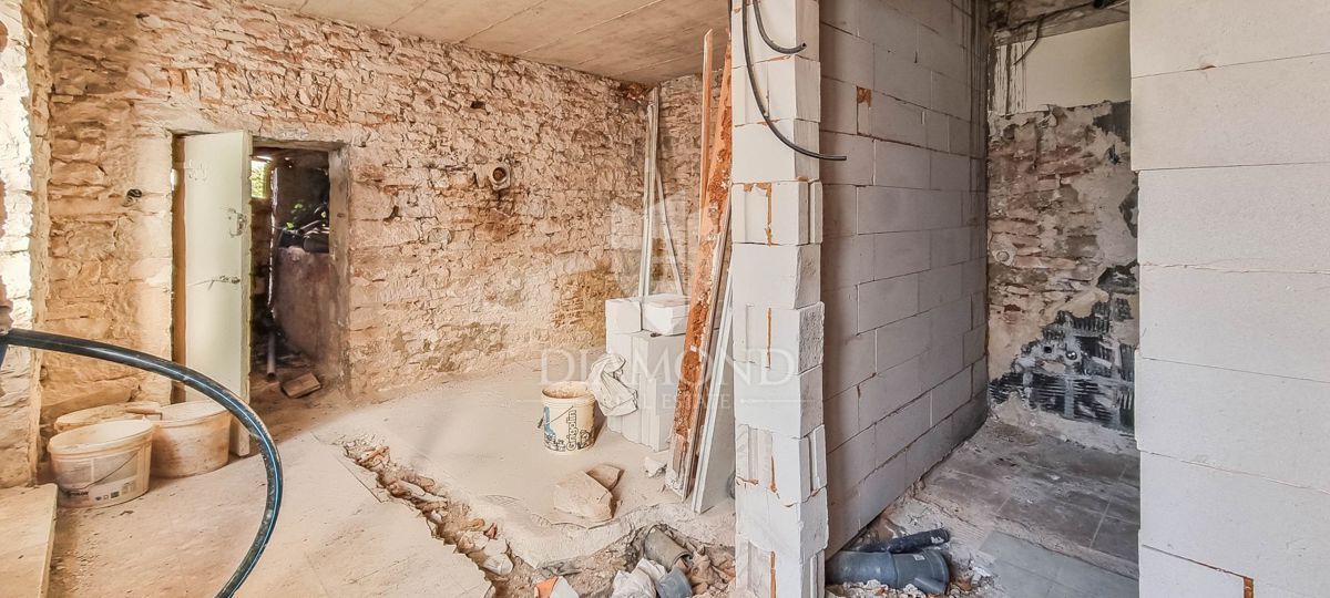 OCCASIONE! Bale, casa in pietra, fienile e giardino nel centro