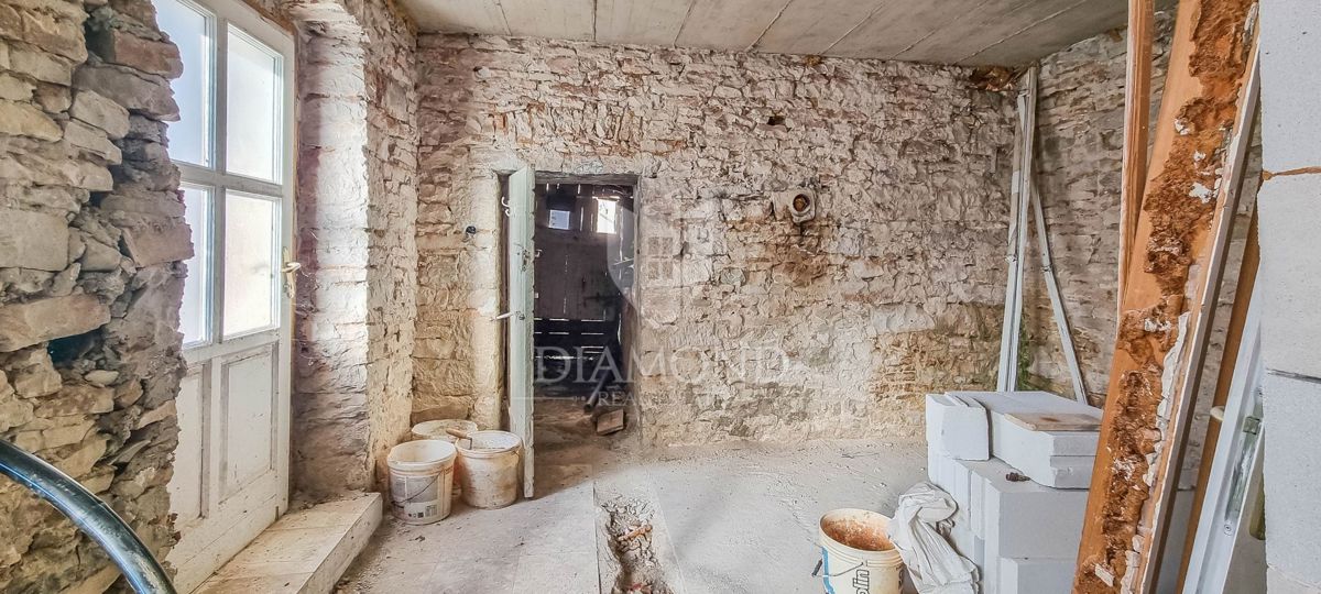 OCCASIONE! Bale, casa in pietra, fienile e giardino nel centro