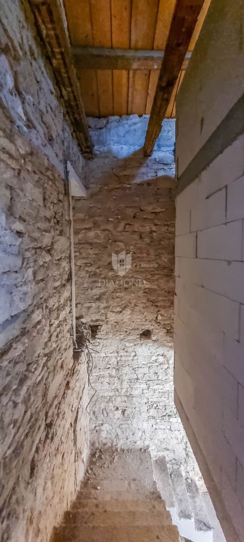 OCCASIONE! Bale, casa in pietra, fienile e giardino nel centro