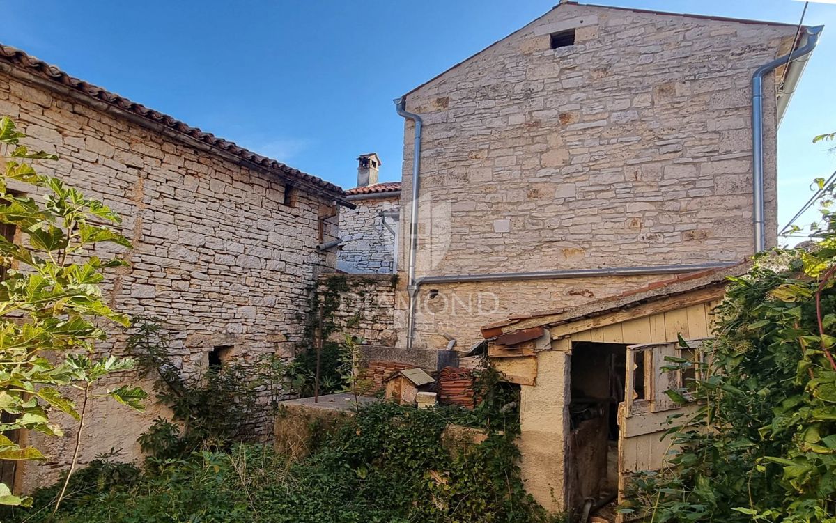 OCCASIONE! Bale, casa in pietra, fienile e giardino nel centro