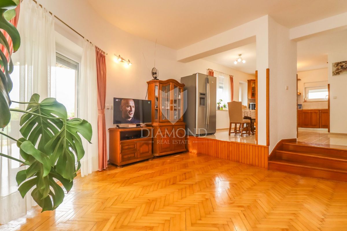 Pola, Veli Vrh, casa con piscina, garage e terrazza