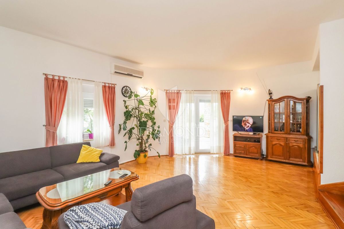 Pola, Veli Vrh, casa con piscina, garage e terrazza