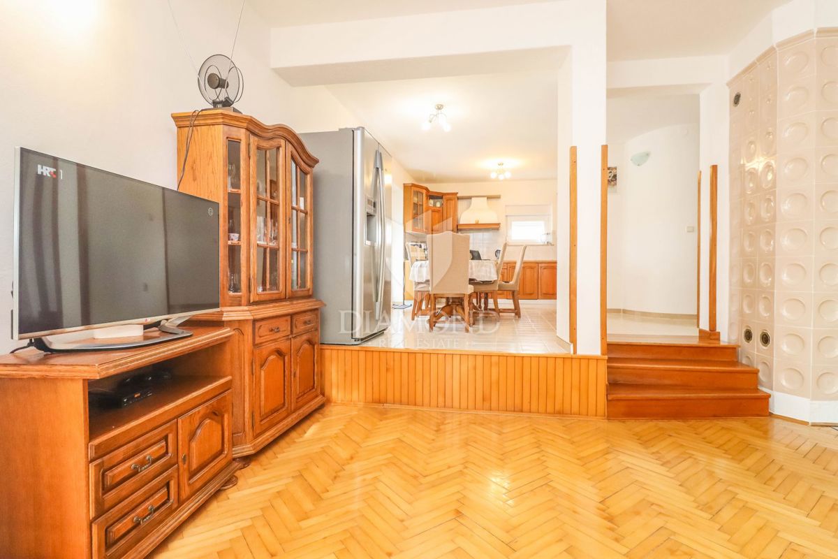 Pola, Veli Vrh, casa con piscina, garage e terrazza