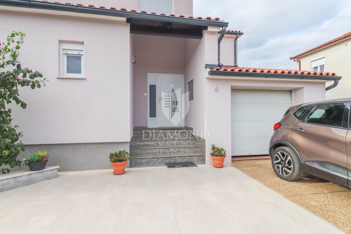 Pola, Veli Vrh, casa con piscina, garage e terrazza