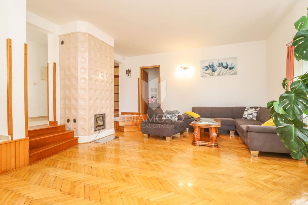 Pola, Veli Vrh, casa con piscina, garage e terrazza