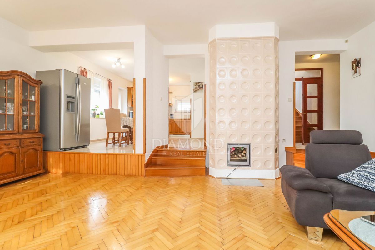 Pola, Veli Vrh, casa con piscina, garage e terrazza