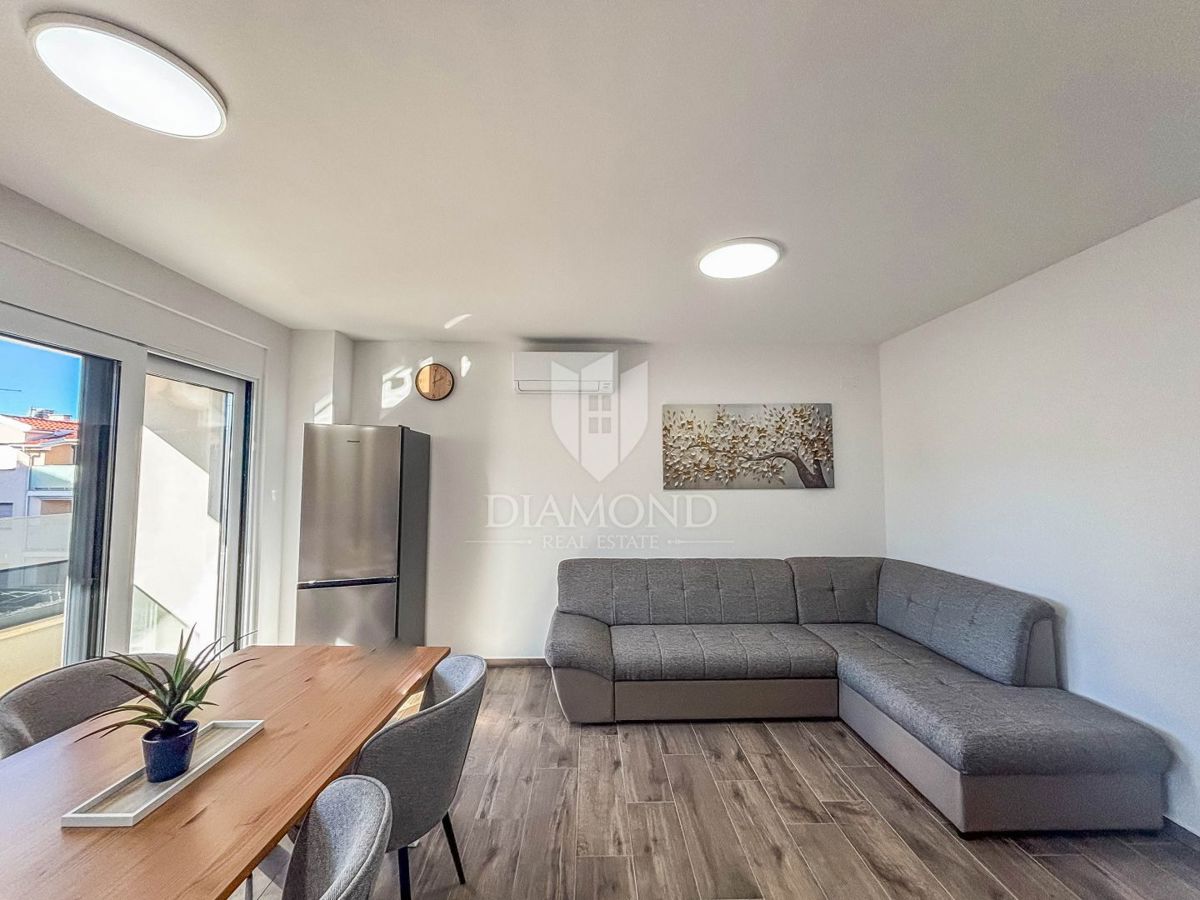 Umago - dintorni, moderno appartamento vicino alla spiaggia con 2 posti auto!