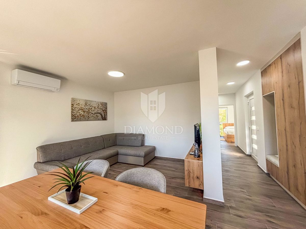 Umago - dintorni, moderno appartamento vicino alla spiaggia con 2 posti auto!