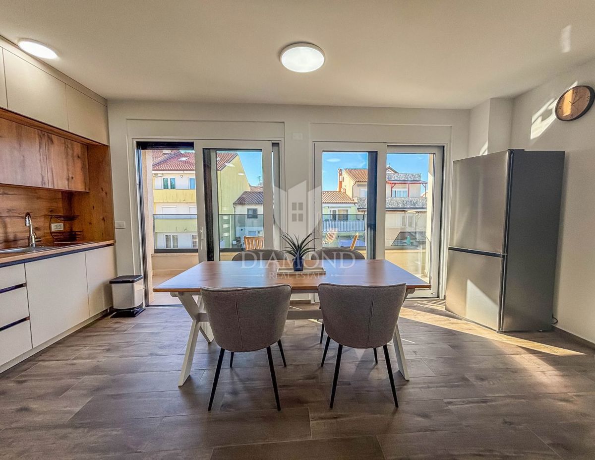 Umago - dintorni, moderno appartamento vicino alla spiaggia con 2 posti auto!