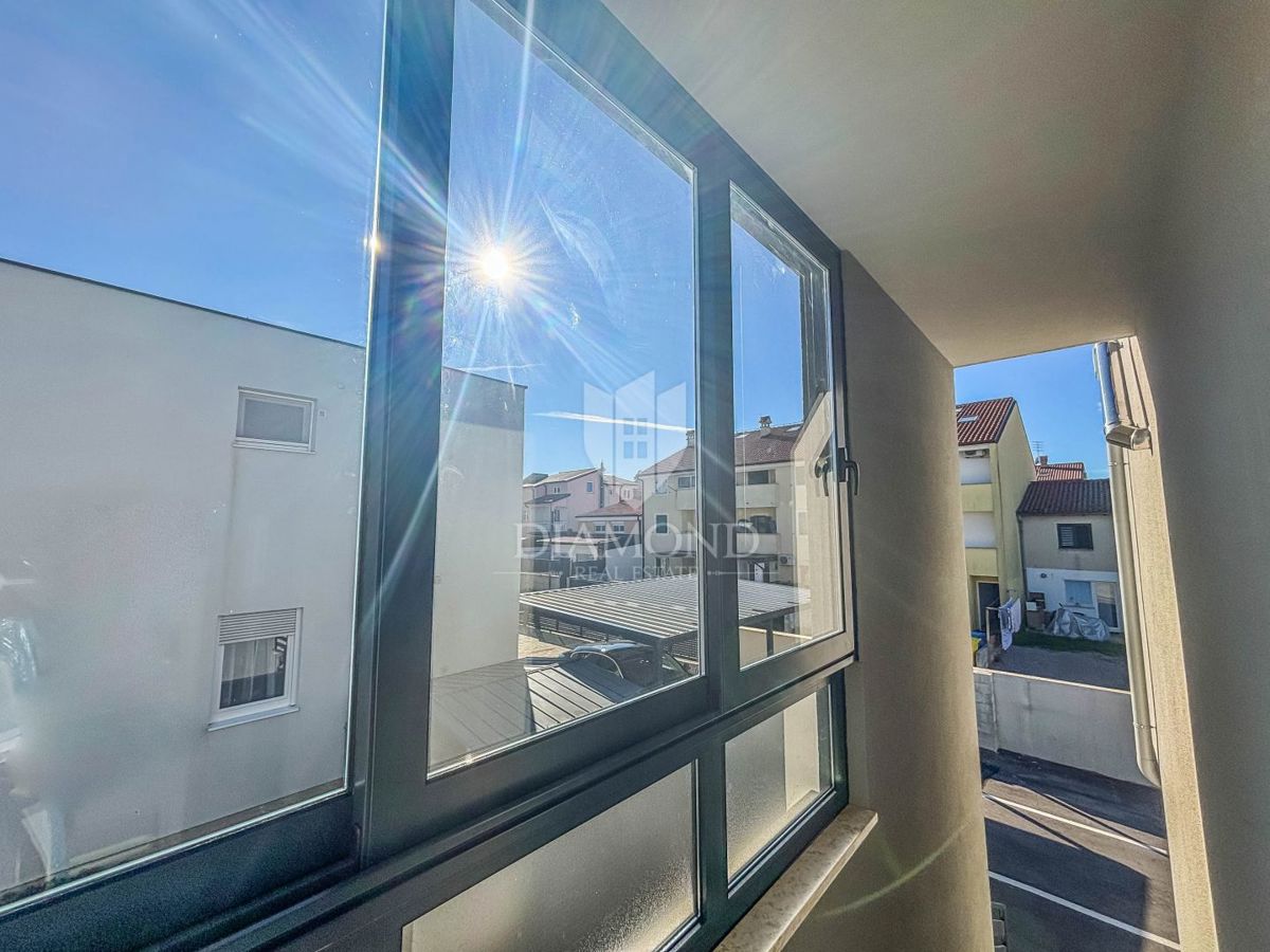 Umago - dintorni, moderno appartamento vicino alla spiaggia con 2 posti auto!