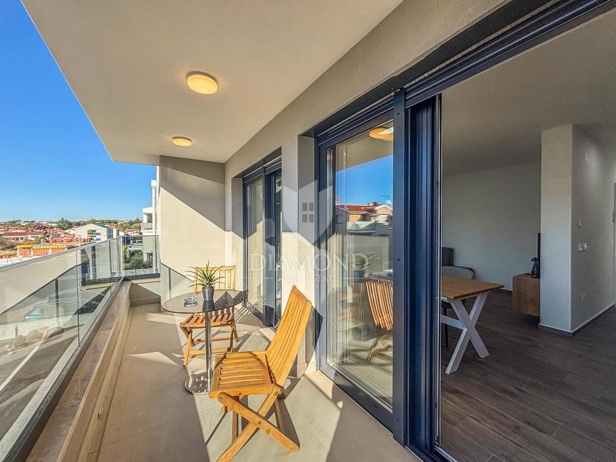 Umago - dintorni, moderno appartamento vicino alla spiaggia con 2 posti auto!