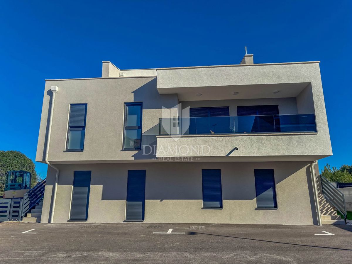 Umago - dintorni, moderno appartamento vicino alla spiaggia con 2 posti auto!