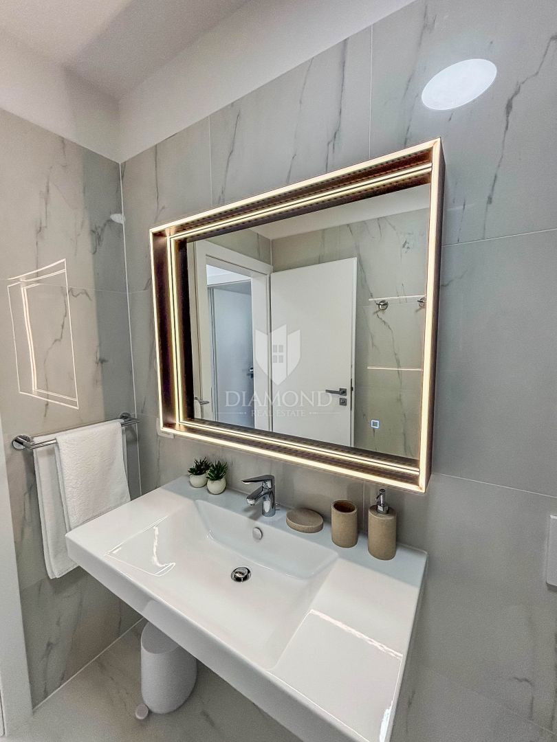 Umago - dintorni, moderno appartamento vicino alla spiaggia con 2 posti auto!