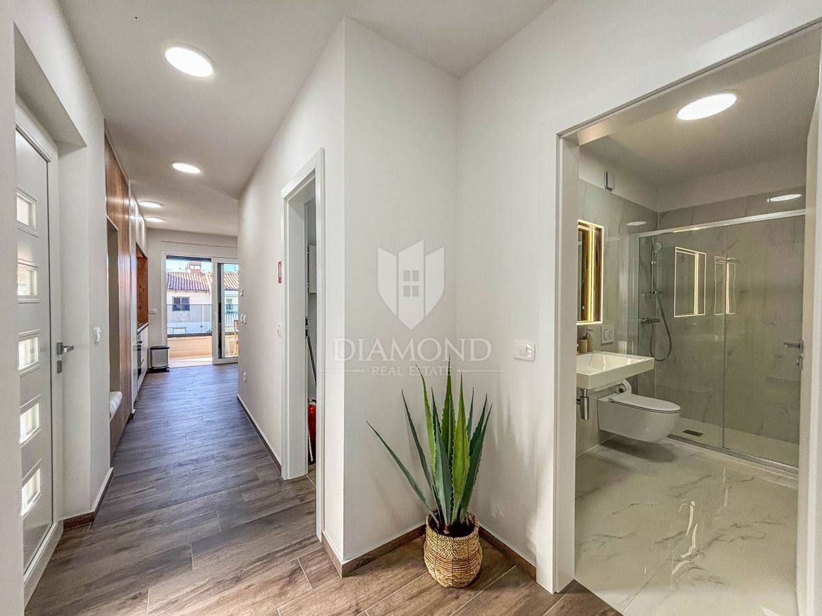 Umago - dintorni, moderno appartamento vicino alla spiaggia con 2 posti auto!