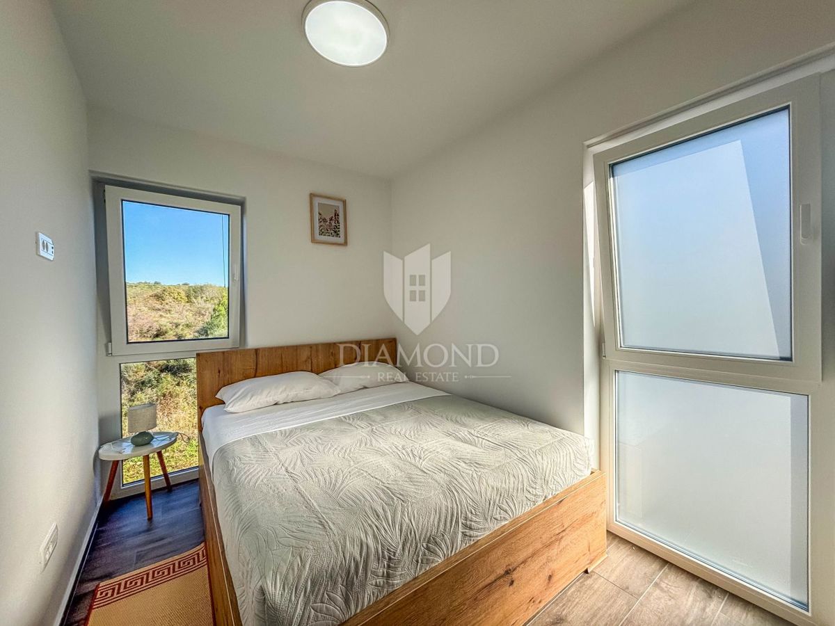 Umago - dintorni, moderno appartamento vicino alla spiaggia con 2 posti auto!