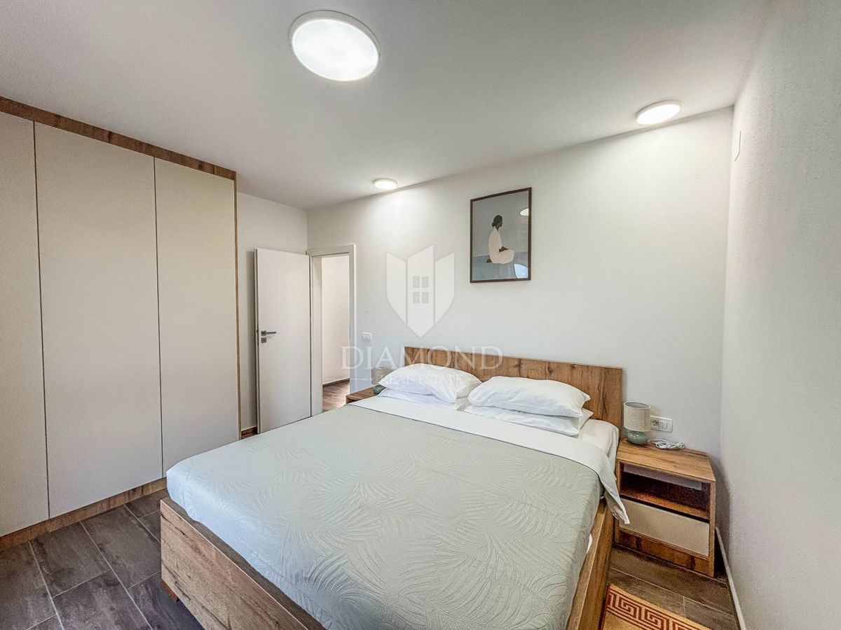 Umago - dintorni, moderno appartamento vicino alla spiaggia con 2 posti auto!