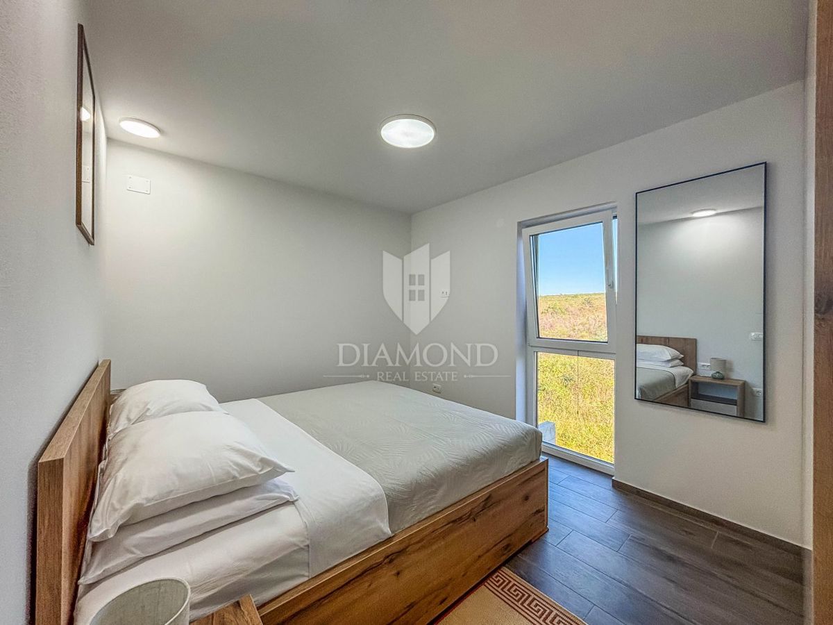 Umago - dintorni, moderno appartamento vicino alla spiaggia con 2 posti auto!