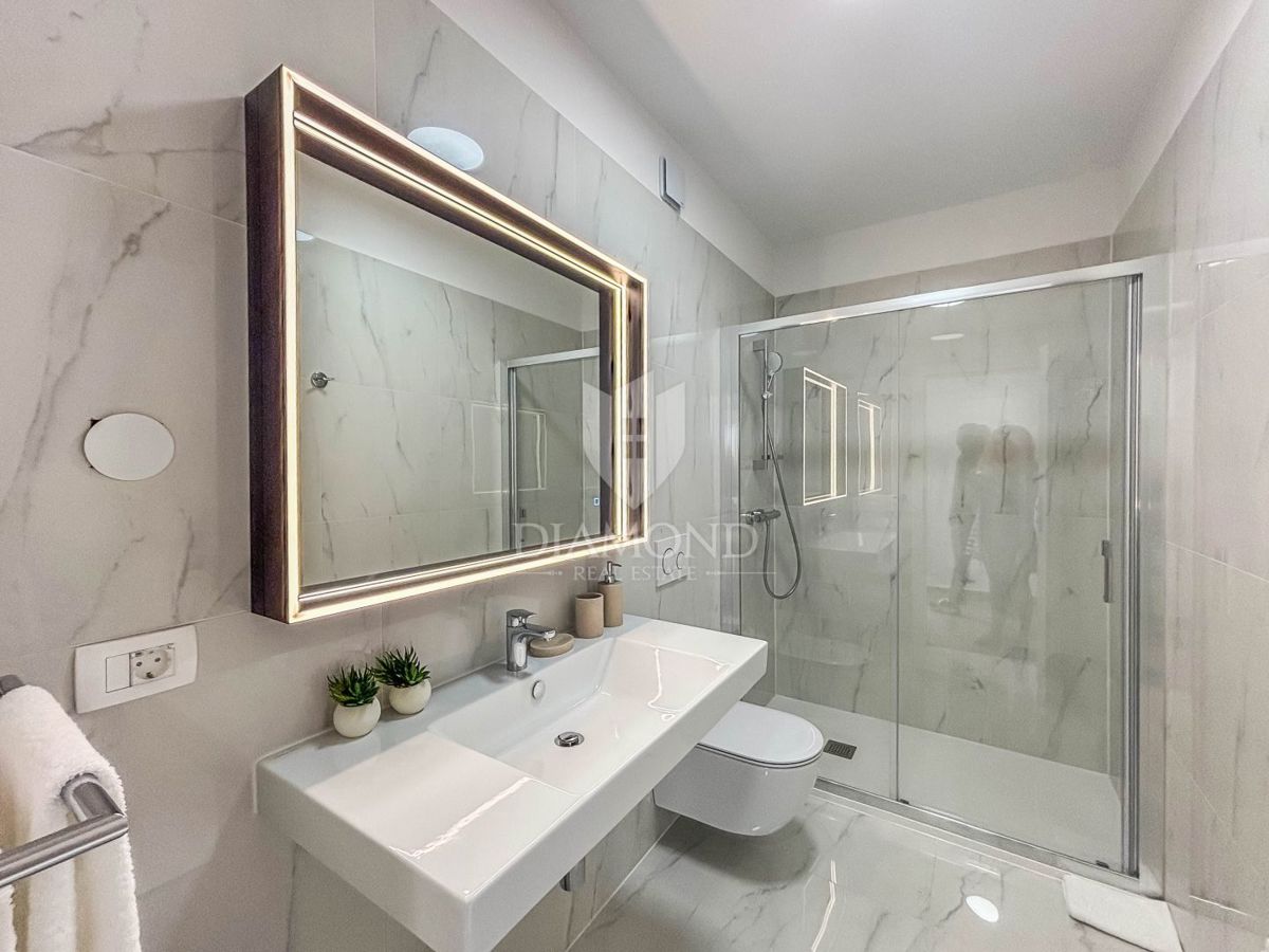 Umago - dintorni, moderno appartamento vicino alla spiaggia con 2 posti auto!