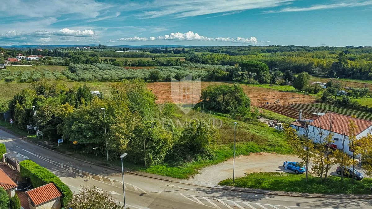 Zona di Umago, terreno con potenziale di investimento a 450 m dal mare!