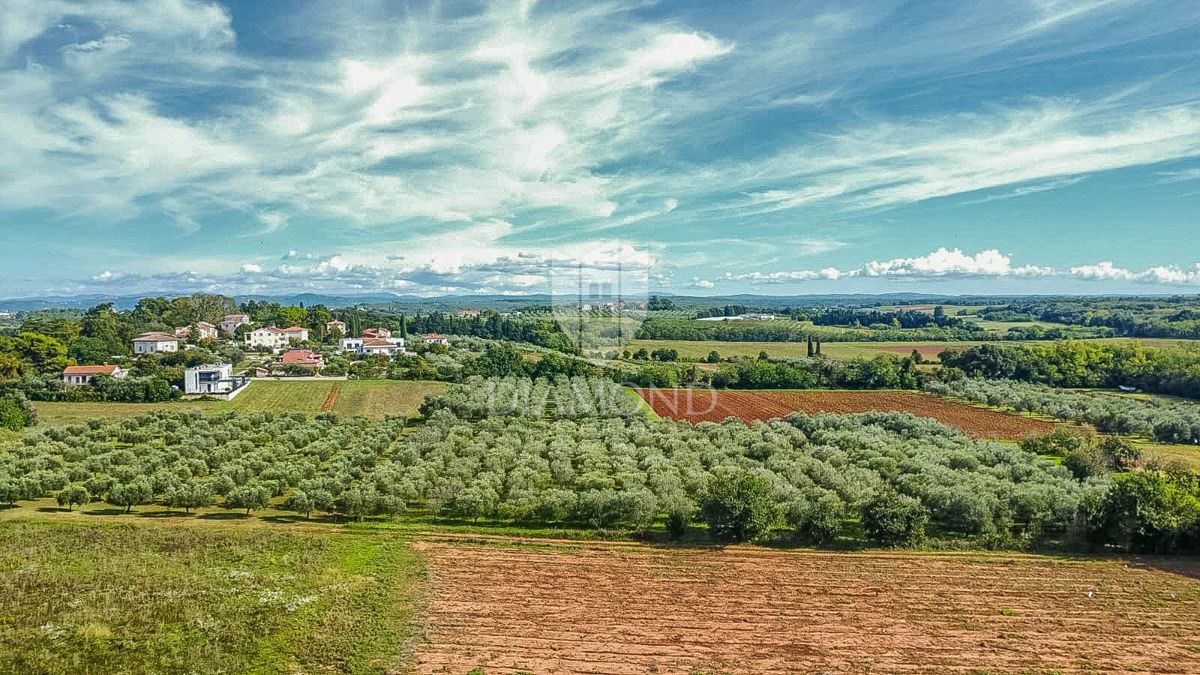 Zona di Umago, terreno con potenziale di investimento a 450 m dal mare!