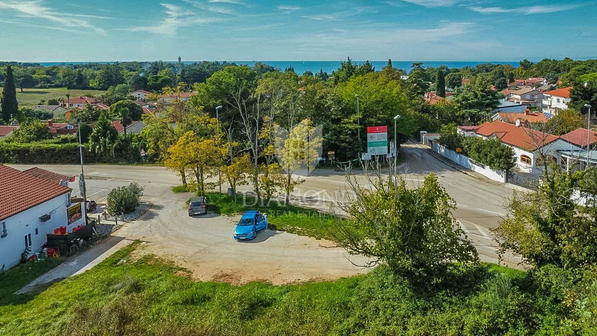 Zona di Umago, terreno con potenziale di investimento a 450 m dal mare!