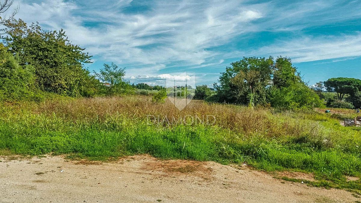 Zona di Umago, terreno con potenziale di investimento a 450 m dal mare!