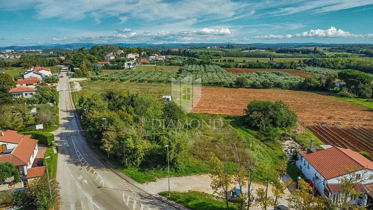 Zona di Umago, terreno con potenziale di investimento a 450 m dal mare!