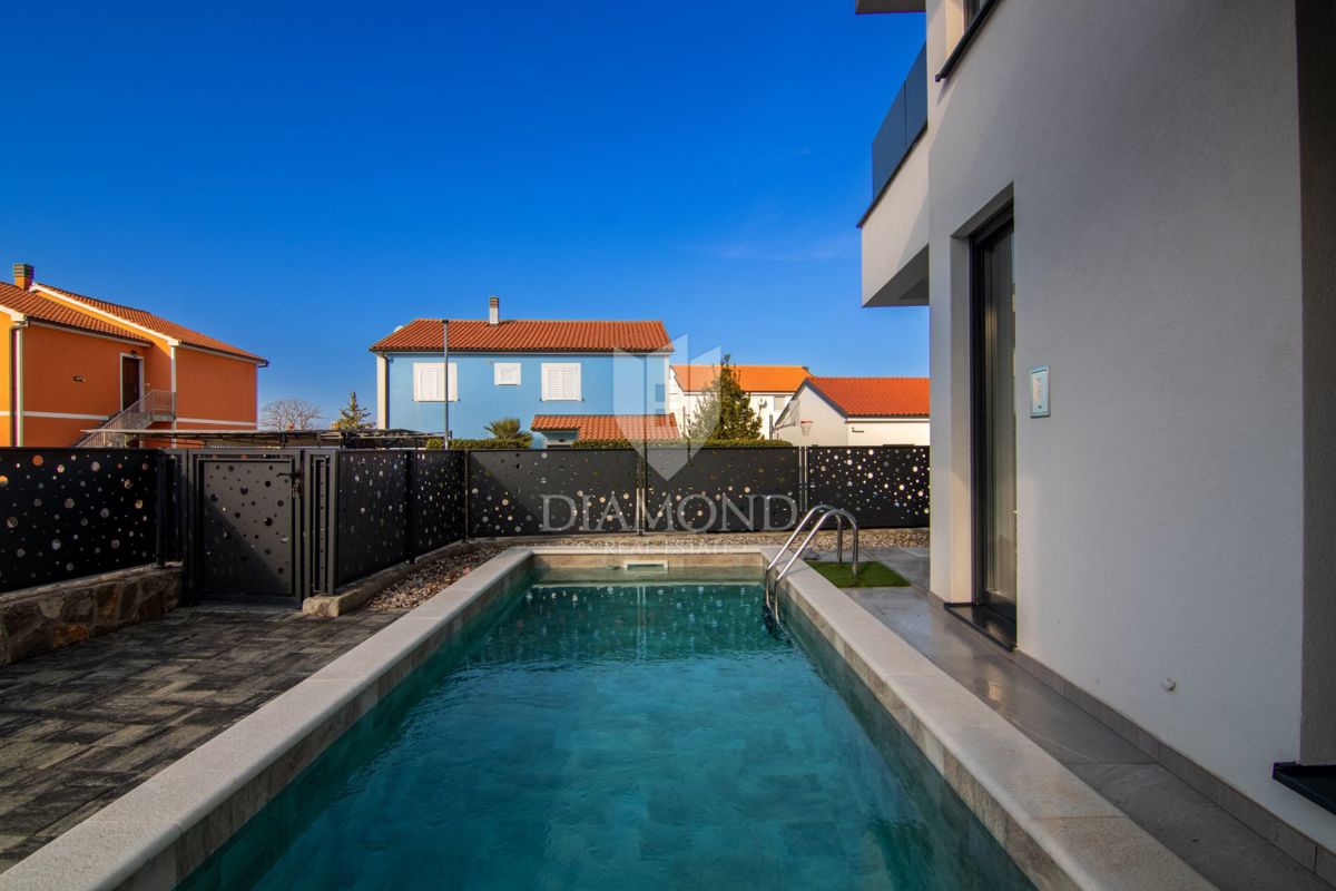 CASA BIFAMILIARE CON PISCINA A MALINSKA