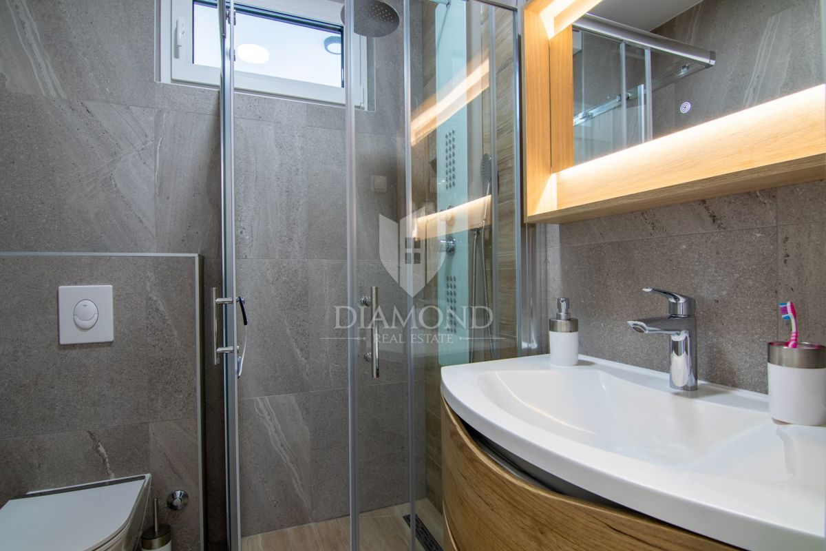 CASA BIFAMILIARE CON PISCINA A MALINSKA