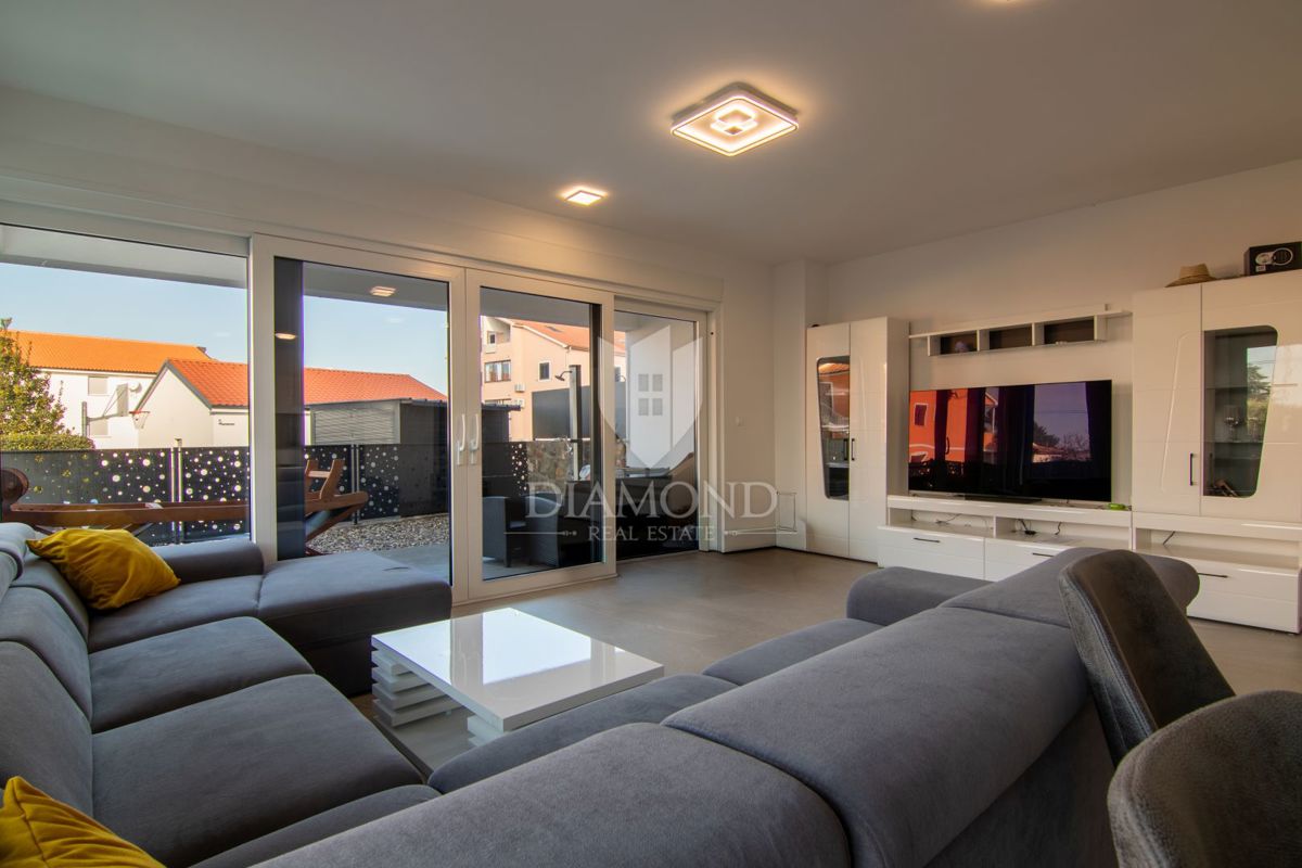 CASA BIFAMILIARE CON PISCINA A MALINSKA