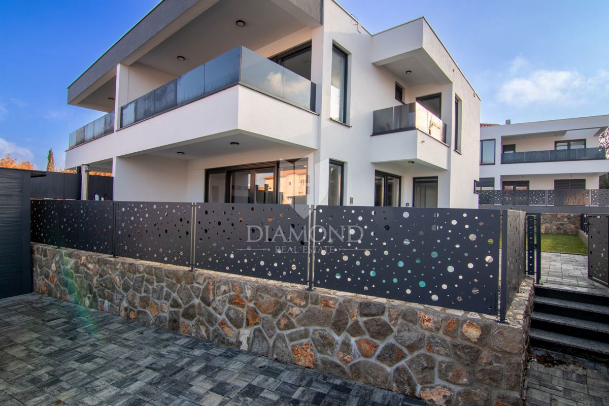 CASA BIFAMILIARE CON PISCINA A MALINSKA