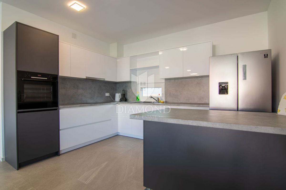 CASA BIFAMILIARE CON PISCINA A MALINSKA