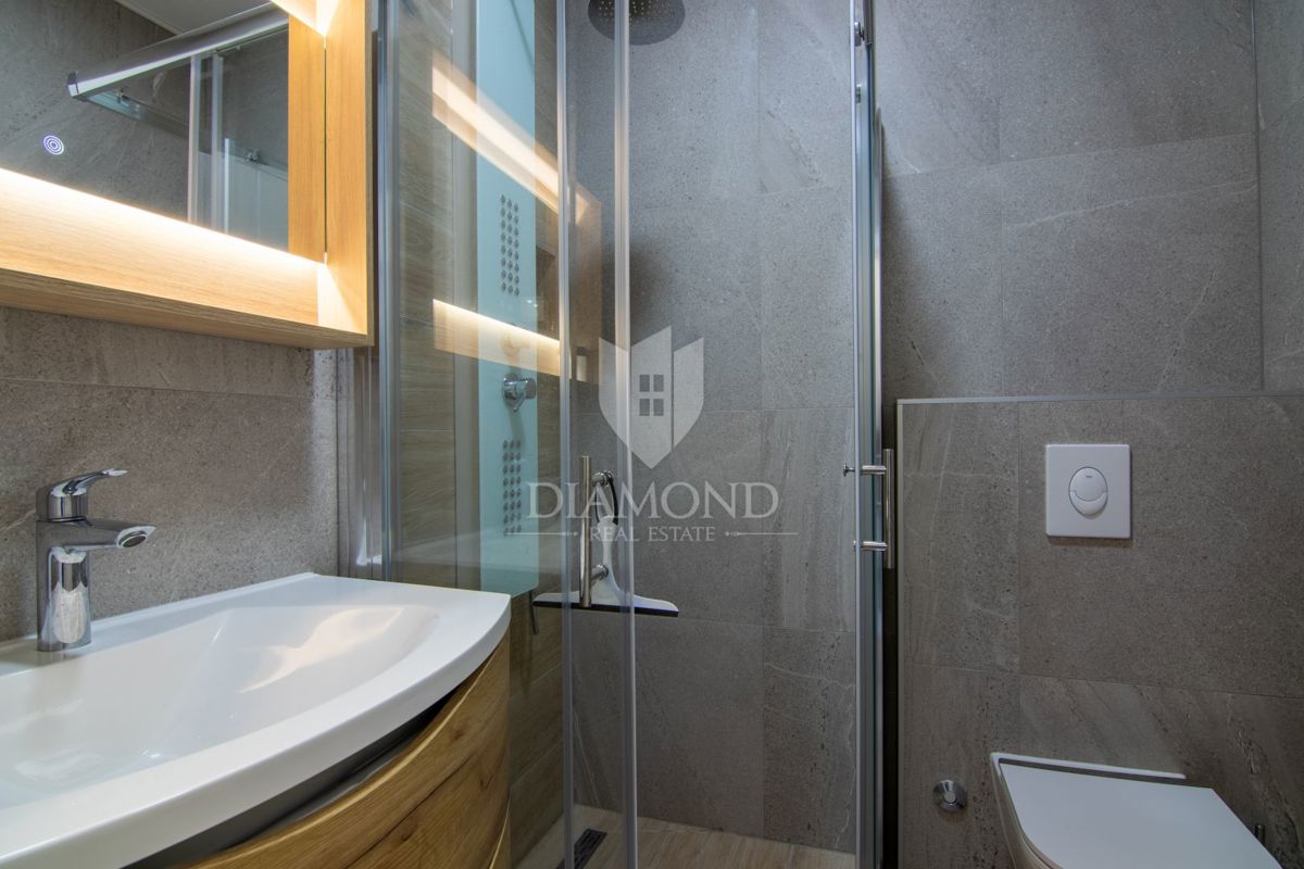 CASA BIFAMILIARE CON PISCINA A MALINSKA