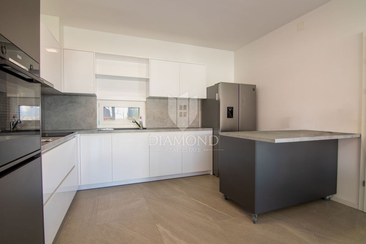 CASA BIFAMILIARE CON PISCINA A MALINSKA