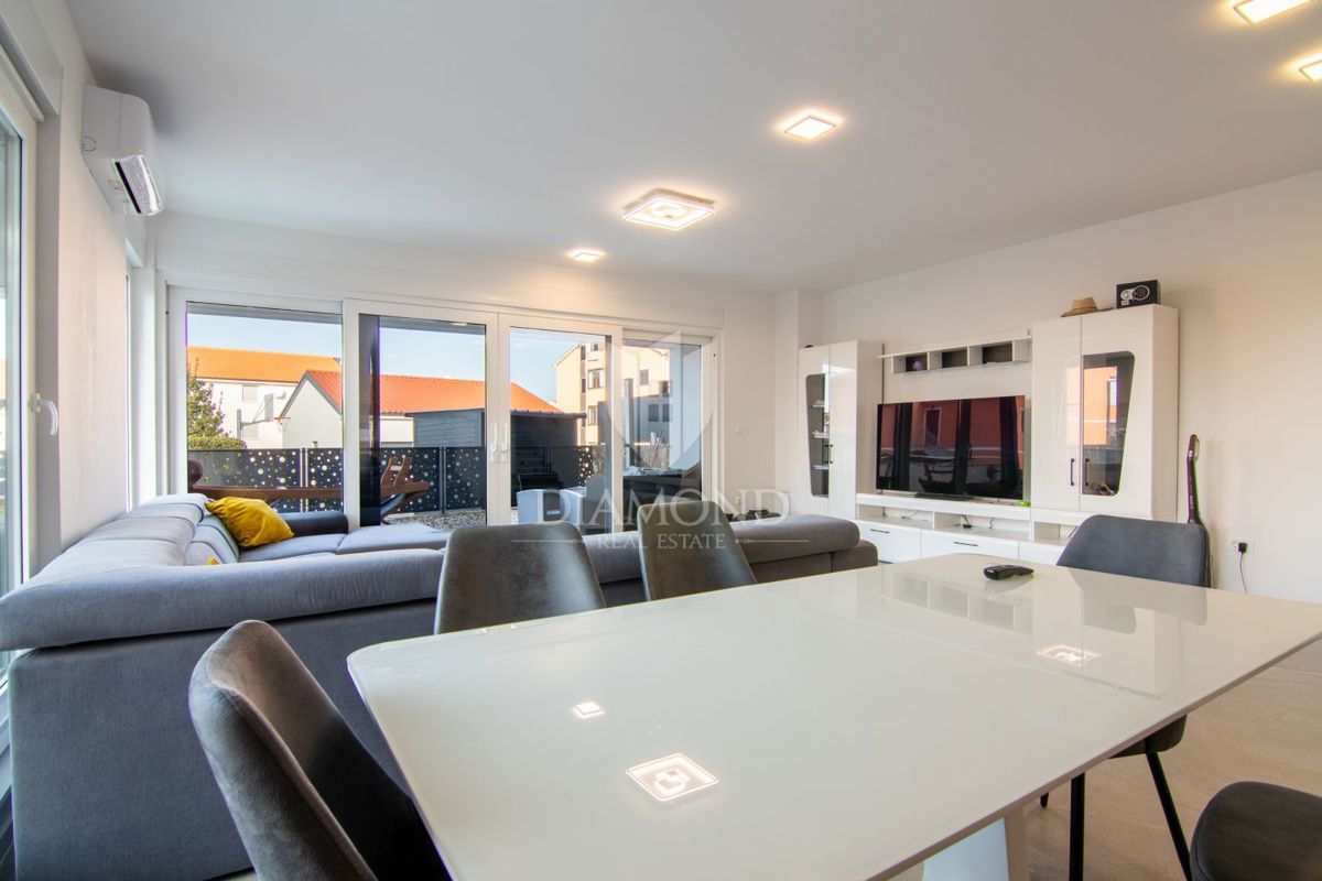 CASA BIFAMILIARE CON PISCINA A MALINSKA