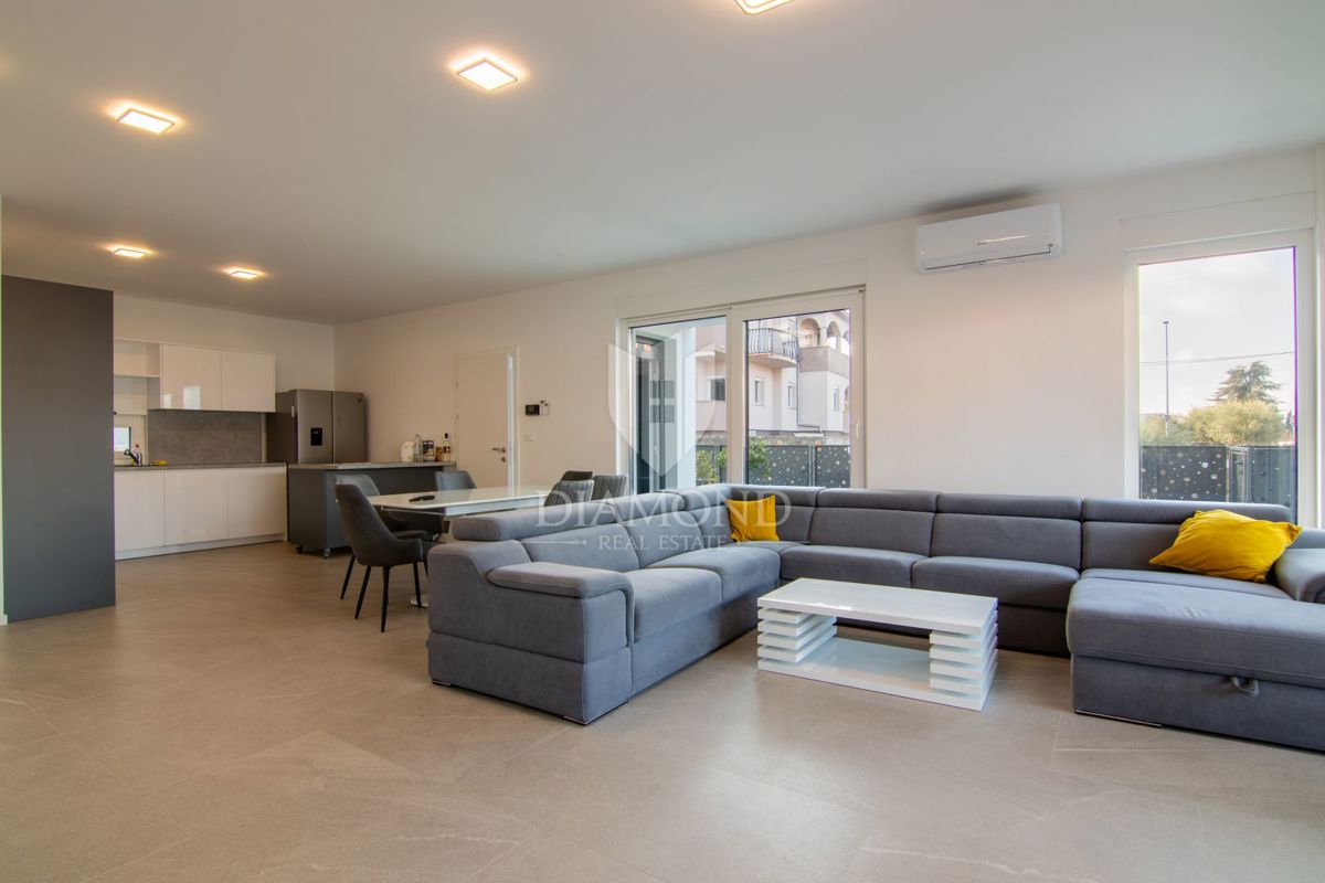 CASA BIFAMILIARE CON PISCINA A MALINSKA