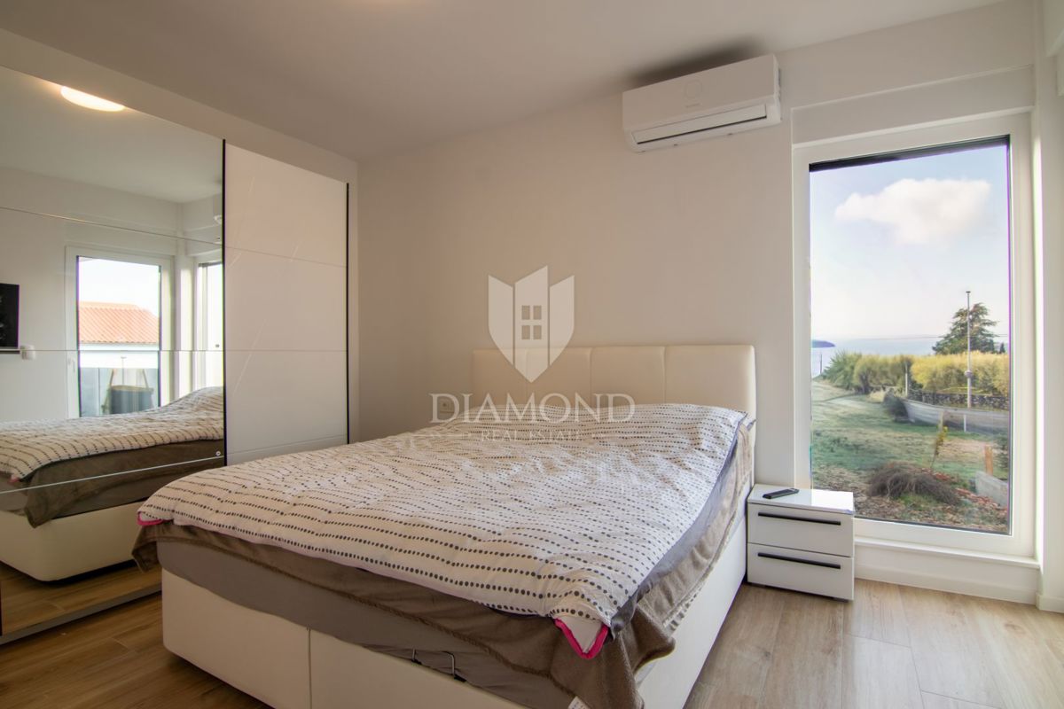 CASA BIFAMILIARE CON PISCINA A MALINSKA